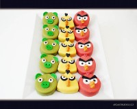 Dezerty s dětskou tématikou Angry Birds.